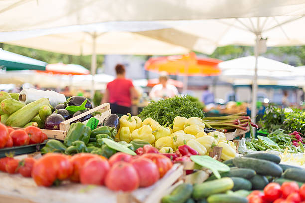 Tomates fraîches sur un marché